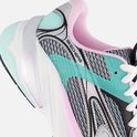 Detail van Skechers S2K sneaker met zilveren, roze en mintgroene accenten en mesh materiaal.