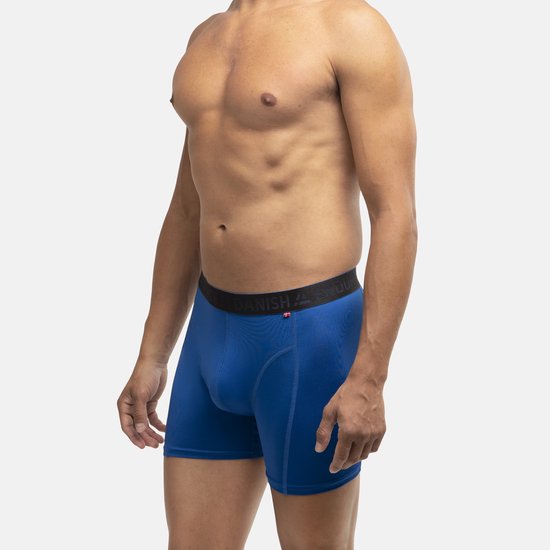 Man in blauwe boxer met zwarte band met 'ENDURANCE' erop.