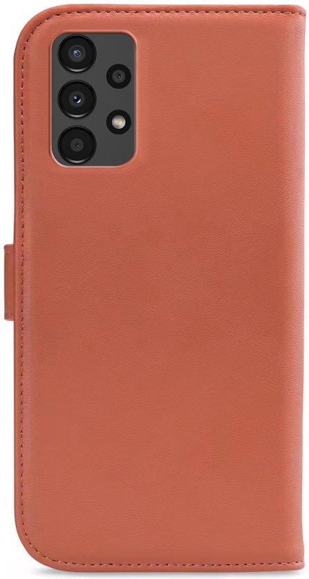 Étui de téléphone en cuir marron fermé, avec la découpe de l'appareil photo à l'arrière.