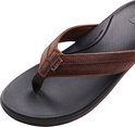Bruine leren Reef slipper met zwart, anatomisch gevormd voetbed en tekst 'ANATOMIC CONTOURING'.