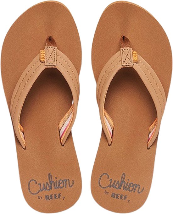 Paar cognacbruine Reef slippers met oranje en beige strepen in de bandjes.