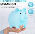 Lichtblauwe spaarvarken op een hand, 'HANDIGE KINDER SPAARPOT'.