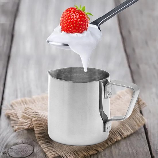 Verse melk in een kan stock foto. Afbeelding van producten - 31938944
