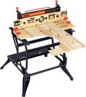 Een gebogen houten plank wordt vastgehouden op de Black+Decker Workmate Plus 825 werkbank.