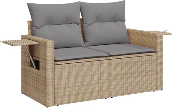Canapé d'extérieur beige en poly rotin 2 places avec coussins gris et tables d'appoint rabattables.
