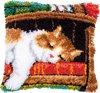 Slapende kat op boekenrek knoopkussen - Vervaco