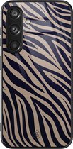 Casimoda® hoesje - Geschikt voor Samsung Galaxy S24 - Wavy Twist - Luxe Hard Case Zwart - Backcover telefoonhoesje - Blauw