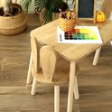 Houten kindertafel met twee stoeltjes met konijnenoren, met een kleurenkaart en potloden.