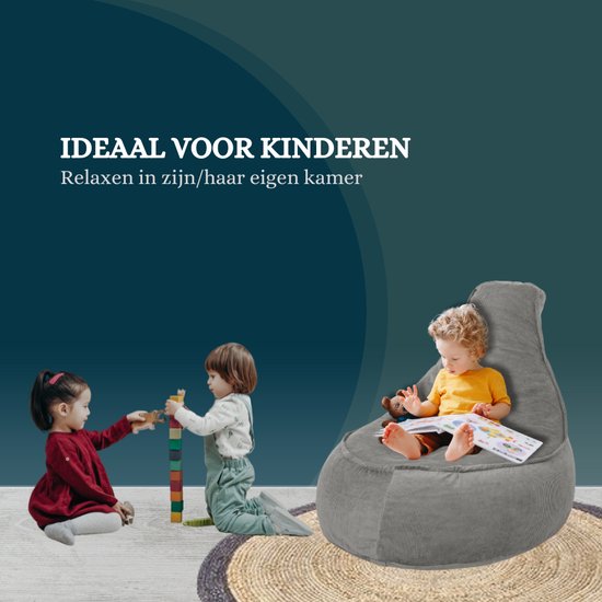 Een jongetje leest op een grijze zitzak terwijl twee kinderen spelen.