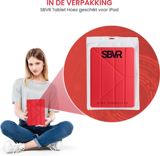 Vrouw met rode iPad hoes op schoot, naast de verpakte hoes.