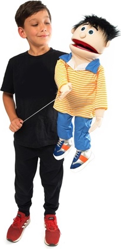 Jongen met een buikspreekpop met gele trui, blauwe broek en sneakers.