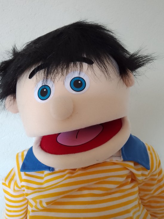 Buikspreekpop met open mond en gezicht, zwart stekelig haar en gele gestreepte trui.