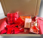 Giftbox Of Love - met Autoparfum Hart - 1000 Rozenblaadjes - Love ballon 108 cm - 5 hart Ballonnen - Hart sleutelhanger voor 2 personen - Verjaardagscadeau - Vaderdag cadeau - Moederdag cadeau - cadeau dames - cadeau heren - cadeau voor vrouw