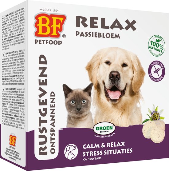 Gouden retriever en grijze kat kijken naar de camera, naast een doos BF Petfood Relax met passiebloem, ca. 100 tabletten.