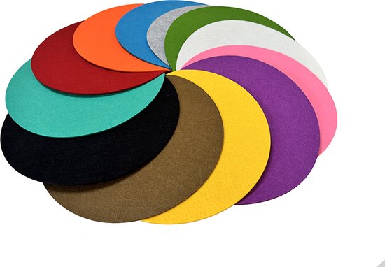 Twaalf ronde vilten schijven in diverse kleuren, gerangschikt in een cirkelvormige spiraal.