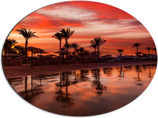 Dibond Ovaal - Strand - Zee - Zonsondergang - Parasols - Palmbomen - 56x42 cm Foto op Ovaal (Met Ophangsysteem)