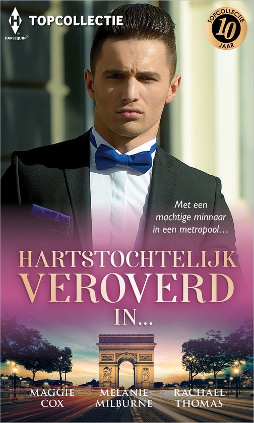 Een man in een zwart pak met vlinderdas, met de Arc de Triomphe op de achtergrond. "Hartstochtelijk veroverd in..."