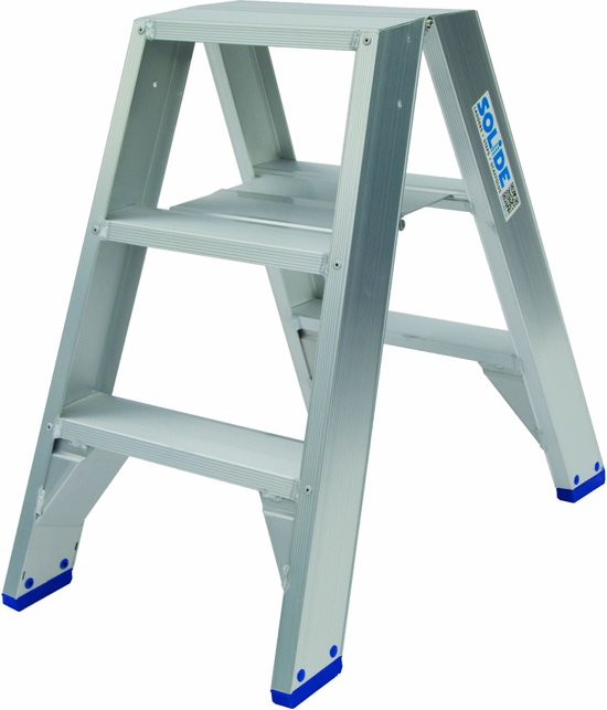 Zilverkleurige aluminium trap met 4 treden en blauwe antislipdoppen op de poten.