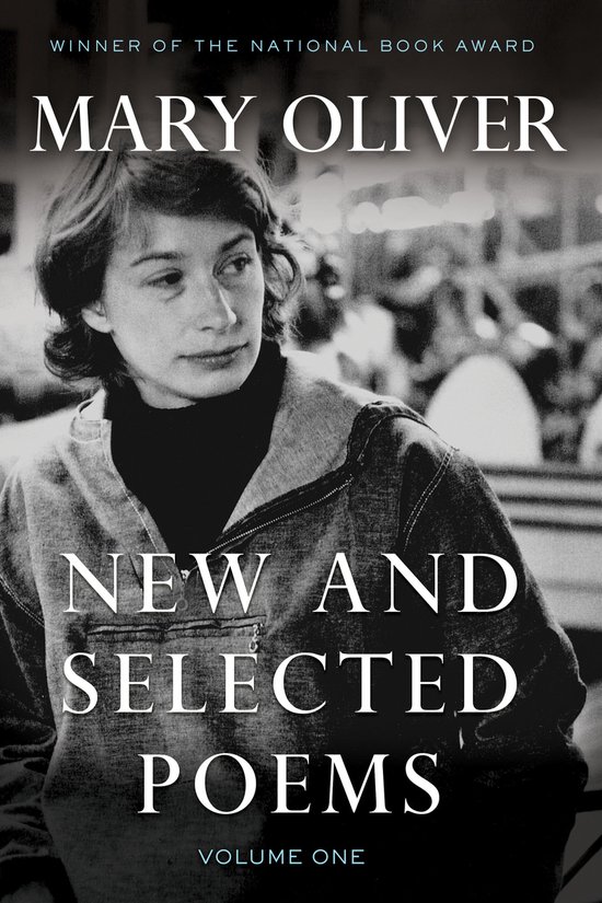 Portrait en noir et blanc de Mary Oliver, lauréate du National Book Award, avec le titre 'New and Selected Poems Volume One'.