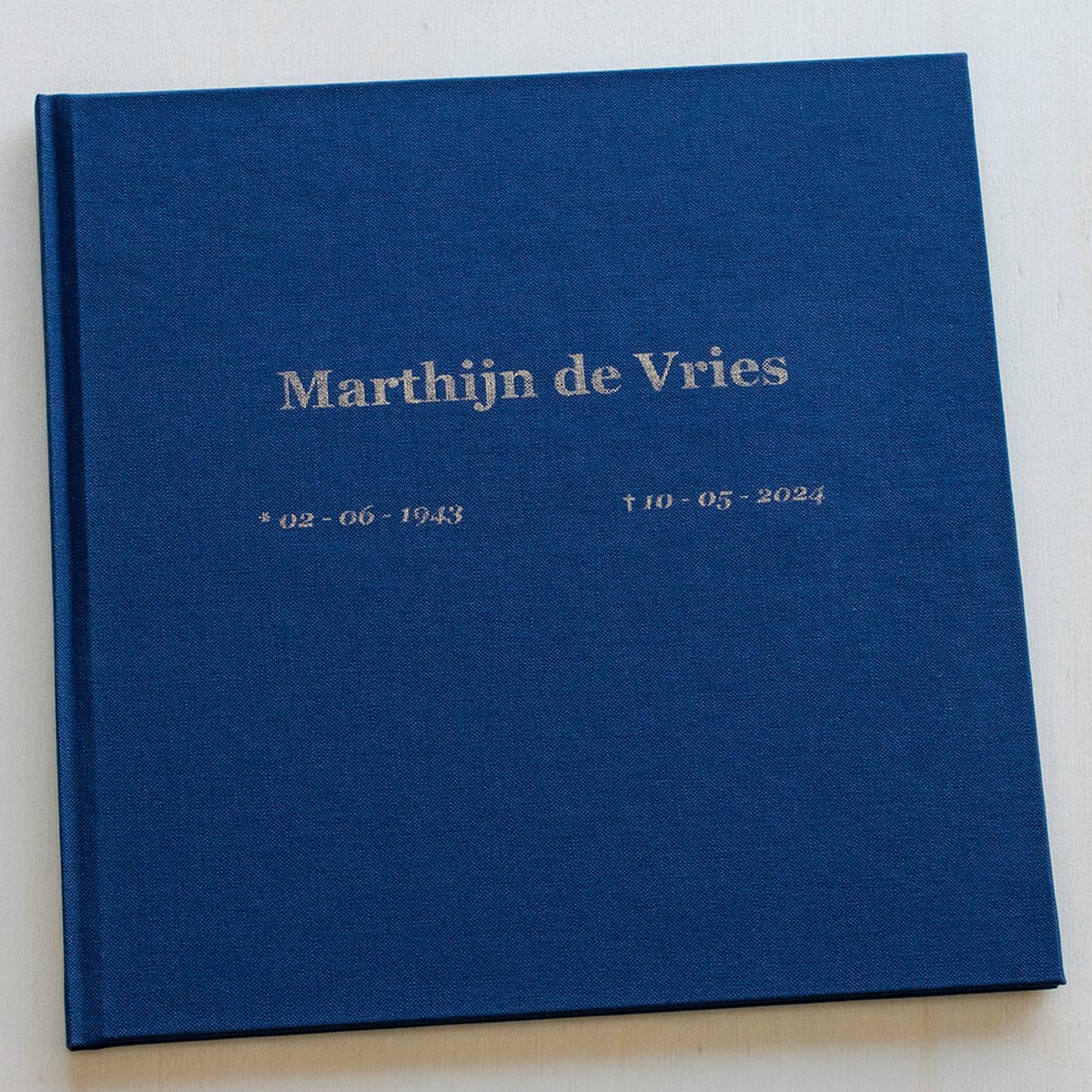 Condoleance boek / condoleanceregister - Hardcover - Gepersonaliseerd met eigen naam op het luxe blauw linnen omslag - Met register en ruimte voor een persoonlijke boodschap