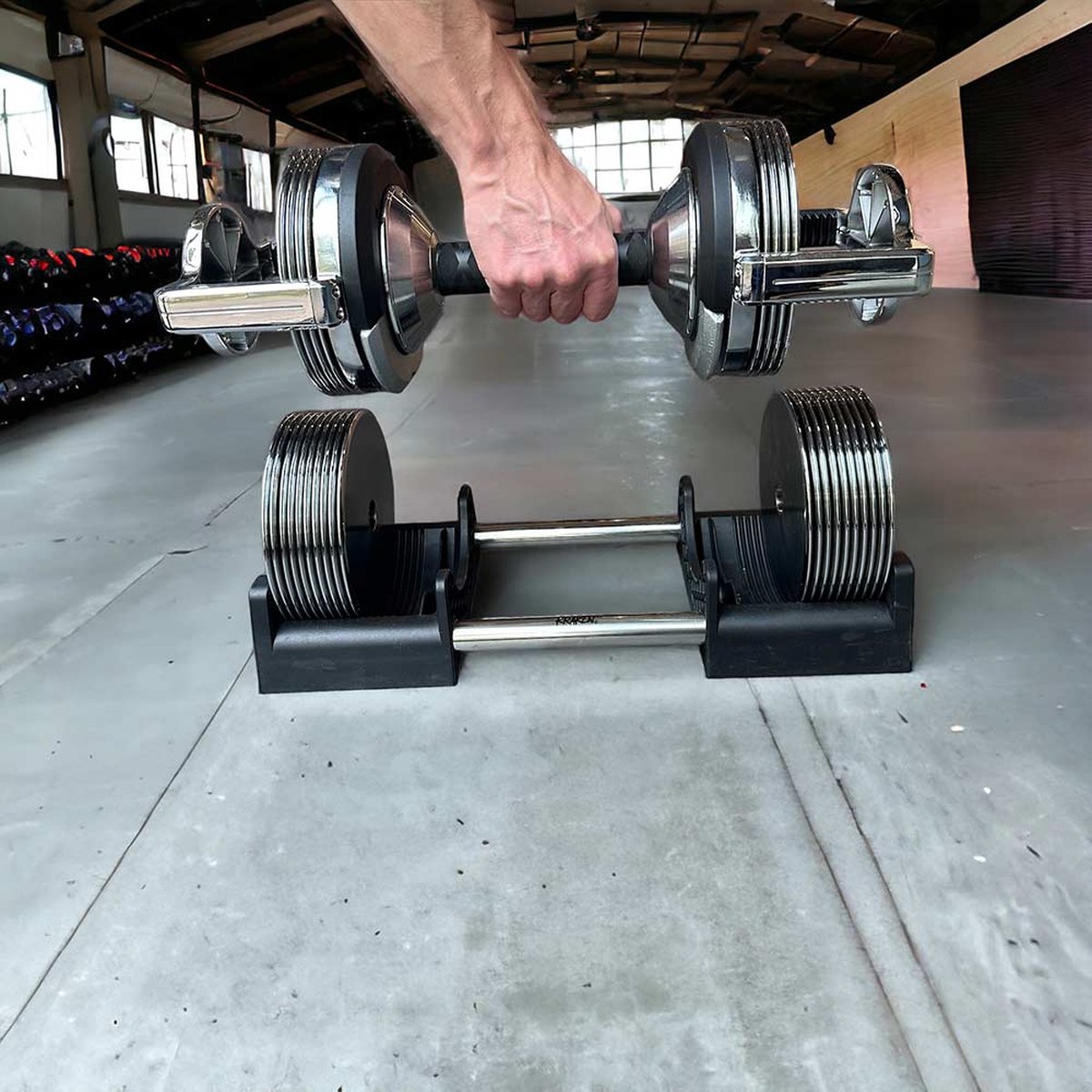 KRAKEN Verstelbare Dumbbell 32 KG | Halterset Verstelbaar in Gewicht | Adjustable Fitness Dumbbell | Krachttraining Trainingshalter 20KG | Tactical Dumbbell | Maximum Efficiency | ideaal voor Thuis- en Gym Training | PREMIUM model met 1 KG stappen! – foto 7