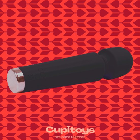 Zwarte vibrator met zilverkleurige ring aan het uiteinde, op een rode achtergrond met hartjes en pijlen.