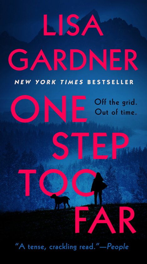 Boekomslag met Lisa Gardner's 'One Step Too Far'. Silhouet van een vrouw met hond in mistig berglandschap.