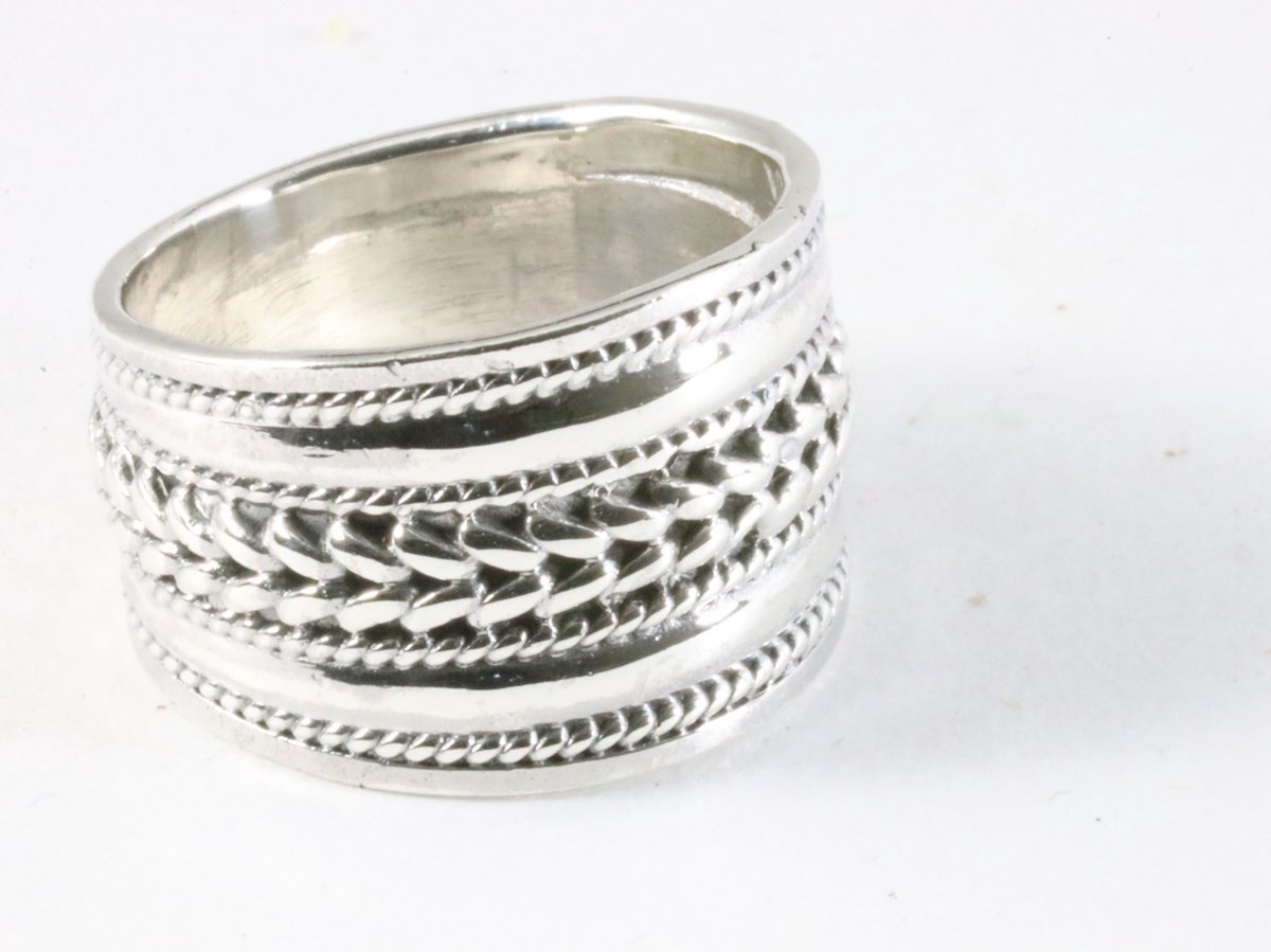 Brede zware zilveren ring met kabelpatronen - maat 19.5