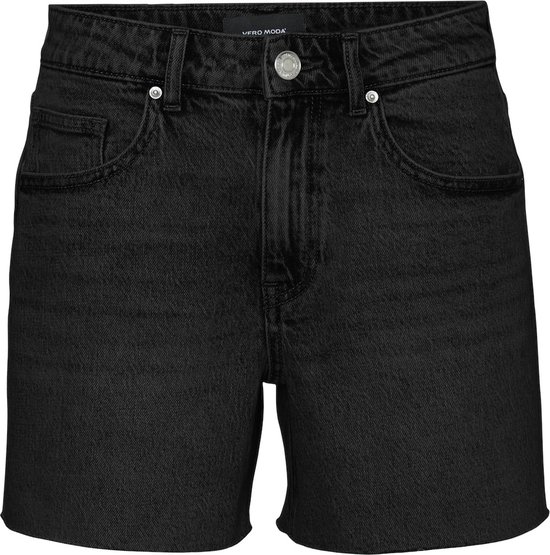 Short en denim noir Vero Moda, vu de face, avec cinq poches et une fermeture boutonnée.