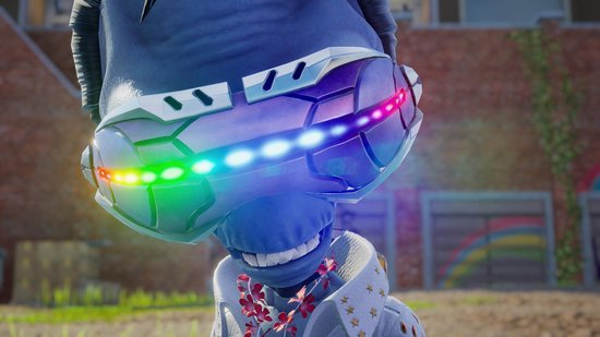 Close-up van een blauw buitenaards wezen met een headset met gekleurde LED's en een ketting van bloemen.