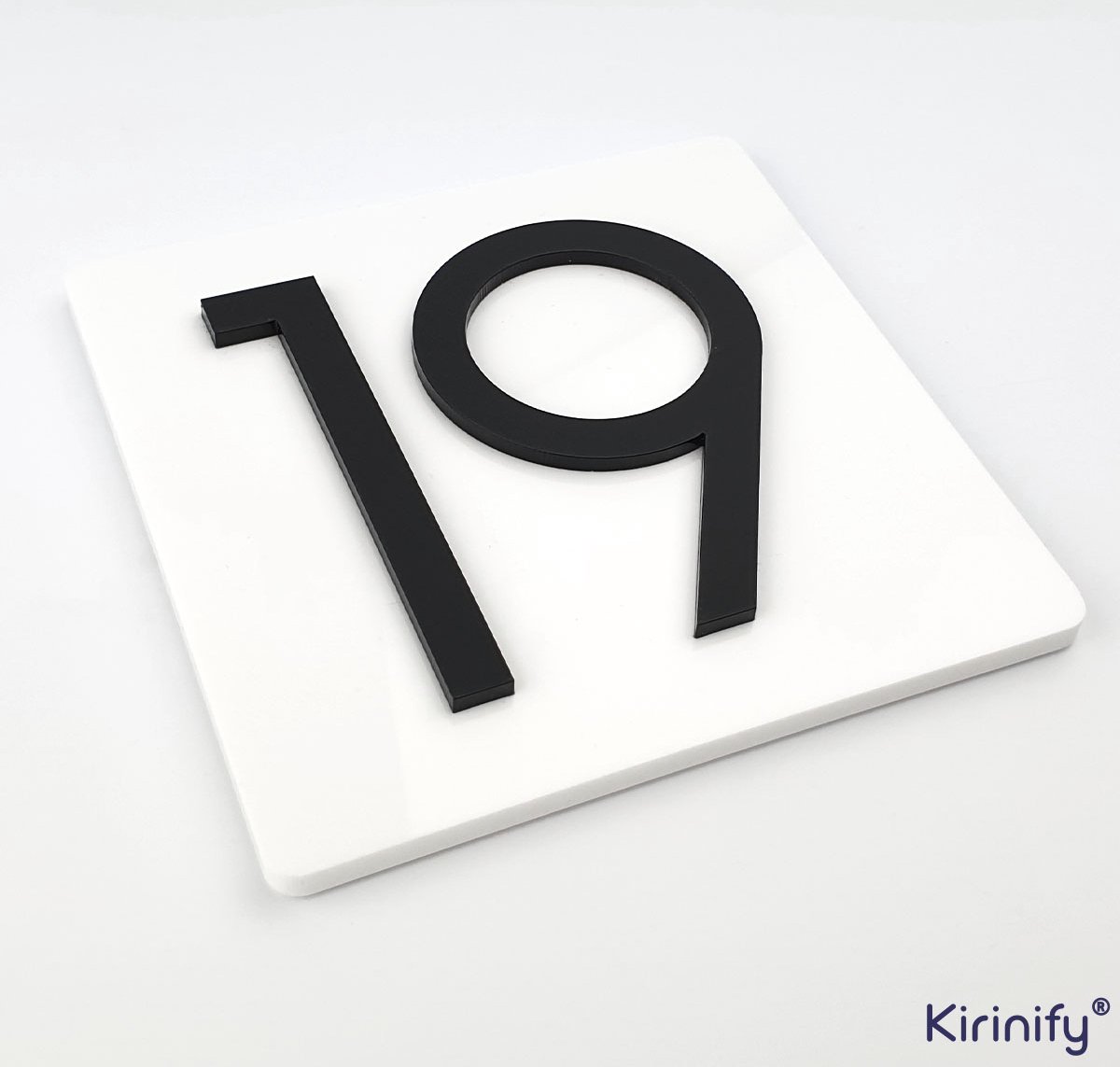 Kirinify - 3D Huisnummerbord 12x12cm wit met zwarte cijfers - Inclusief bevestiging - Kies je eigen huisnummer en lettertype