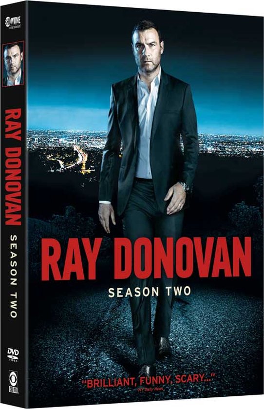 Ray Donovan Season Two DVD-hoes met Liev Schreiber in zwart pak, staand voor een stad op de achtergrond.