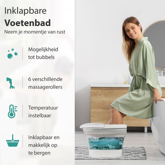 Vrouw in ochtendjas zit op de badrand, voeten in inklapbaar voetenbad. Tekst "Inklapbare Voetenbad".