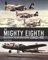 De cover van 'The Mighty Eighth', met vier geallieerde gevechtsvliegtuigen en een bommenwerper boven de wolken en op een landingsbaan.