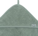 Close-up van een groene badcape van badstof katoen met 'Jollein' label.