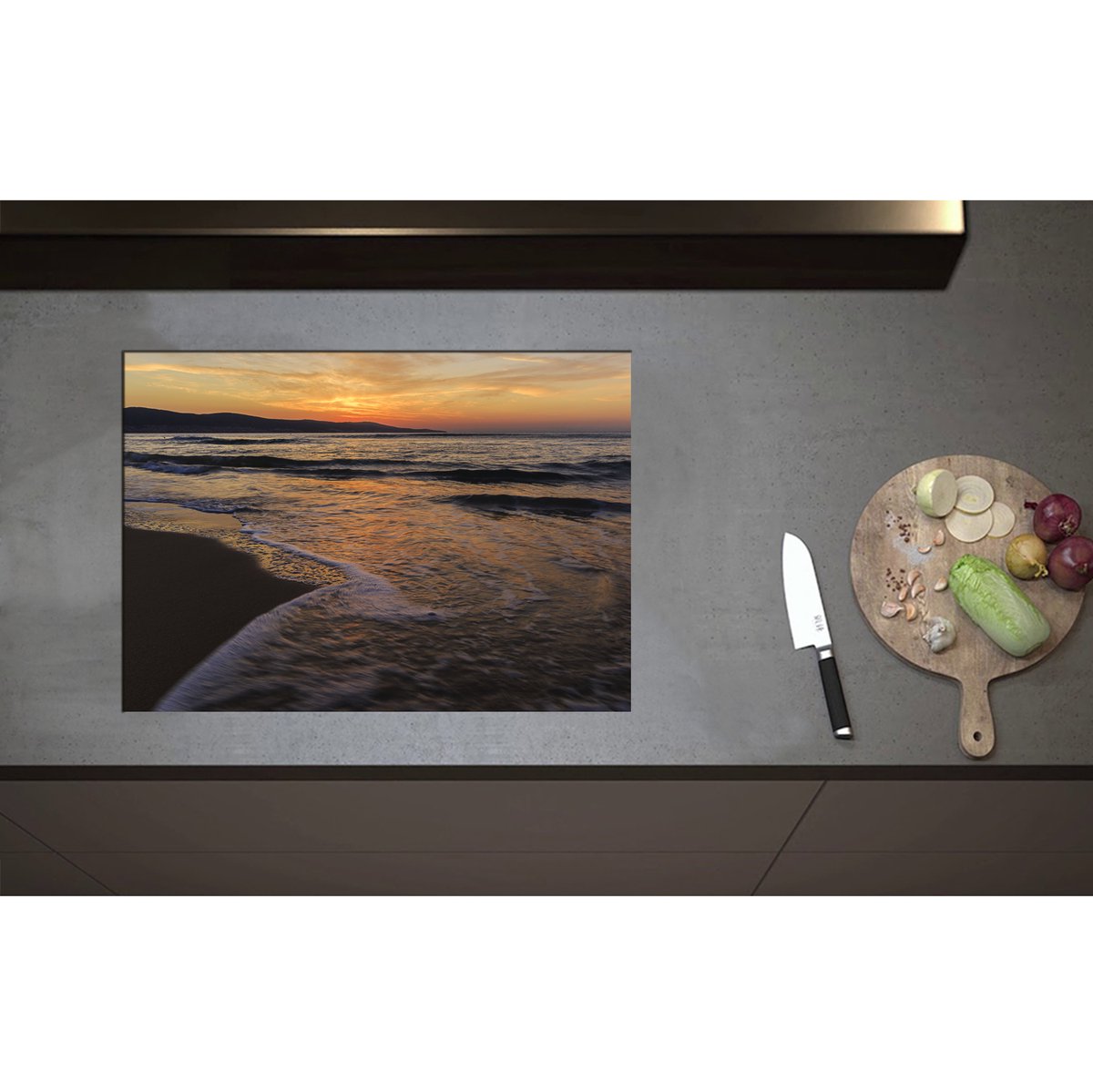 Inductieplaat Beschermer - Aanstromende Golven bij de Kust - 70x50 cm - 2 mm Dik - Inductie Beschermer - Bescherming Inductiekookplaat - Kookplaat Beschermer van Zwart Vinyl
