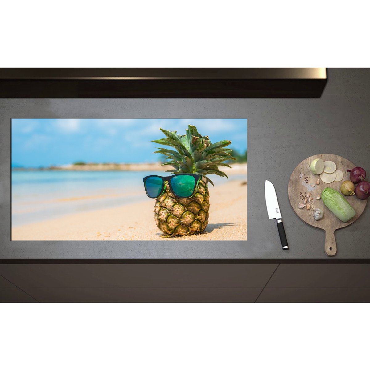 Inductieplaat Beschermer - Ananas met Zonnebril Chillend op het Strand - 95x50 cm - 2 mm Dik - Inductie Beschermer - Bescherming Inductiekookplaat - Kookplaat Beschermer van Wit Vinyl
