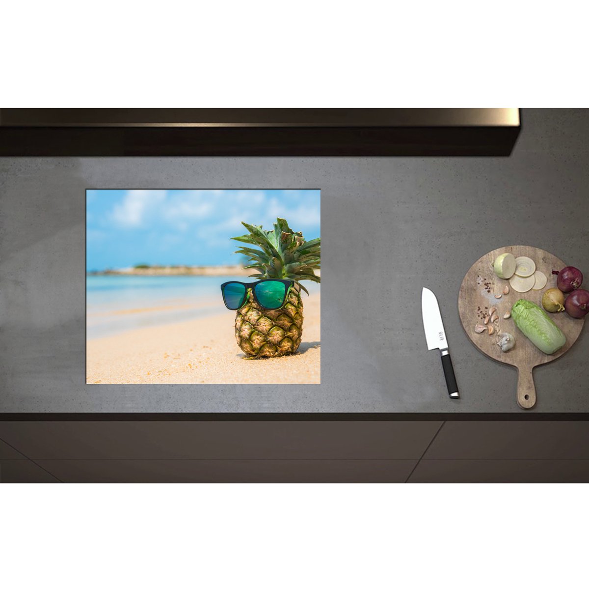 Inductieplaat Beschermer - Ananas met Zonnebril Chillend op het Strand - 60x50 cm - 2 mm Dik - Inductie Beschermer - Bescherming Inductiekookplaat - Kookplaat Beschermer van Zwart Vinyl
