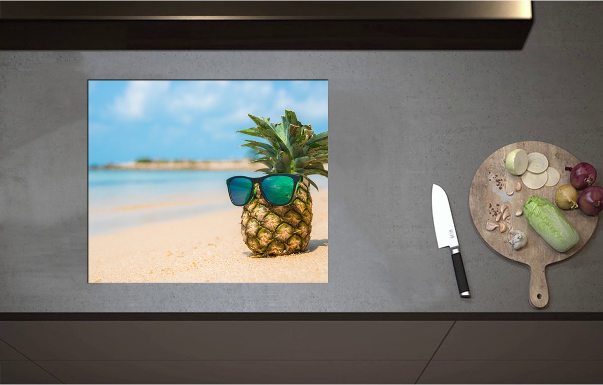 Inductieplaat Beschermer - Ananas met Zonnebril Chillend op het Strand - 60x51 cm - 2 mm Dik - Inductie Beschermer - Bescherming Inductiekookplaat - Kookplaat Beschermer van Zwart Vinyl