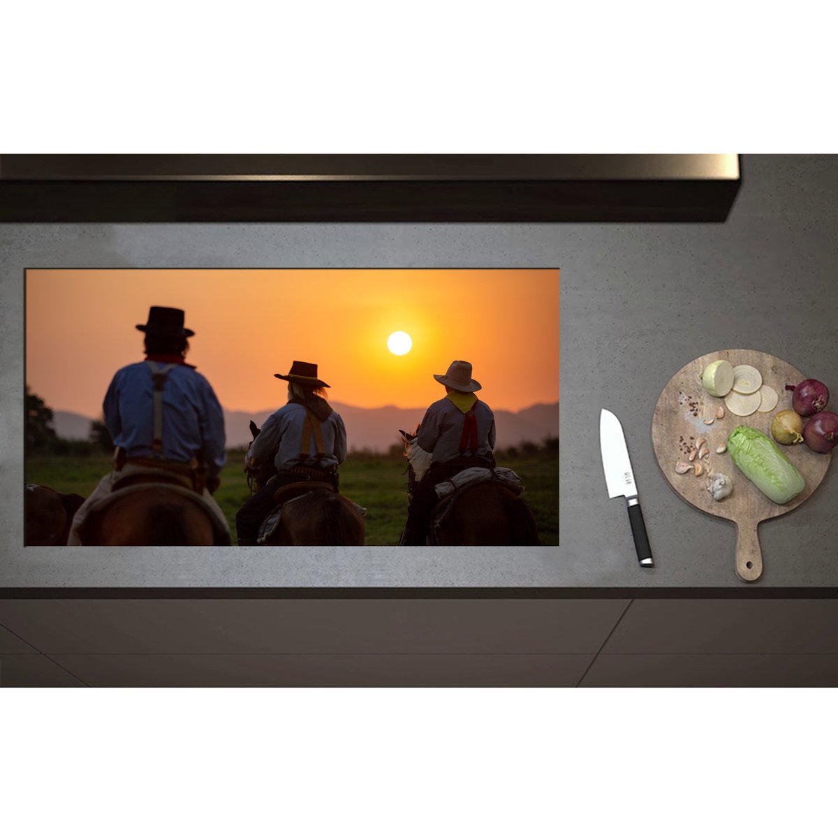 Inductieplaat Beschermer - Achteraanzicht van Drie Cowboys op Paarden tijdens Felle Zonsondergang - 95x50 cm - 2 mm Dik - Inductie Beschermer - Bescherming Inductiekookplaat - Kookplaat Beschermer van Zwart Vinyl