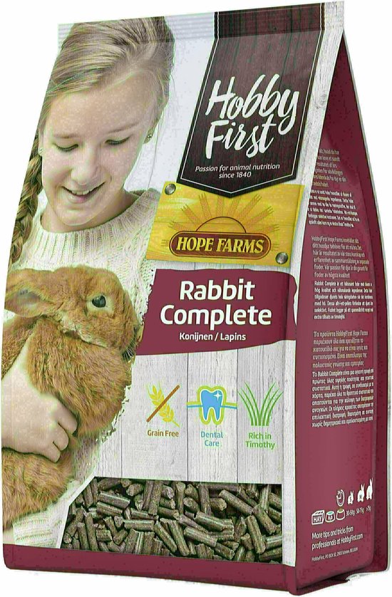 Meisje met bruin konijn, zak met 'Hobby First Rabbit Complete' konijnenvoer. Graanvrij, tandverzorging, rijk aan timote.