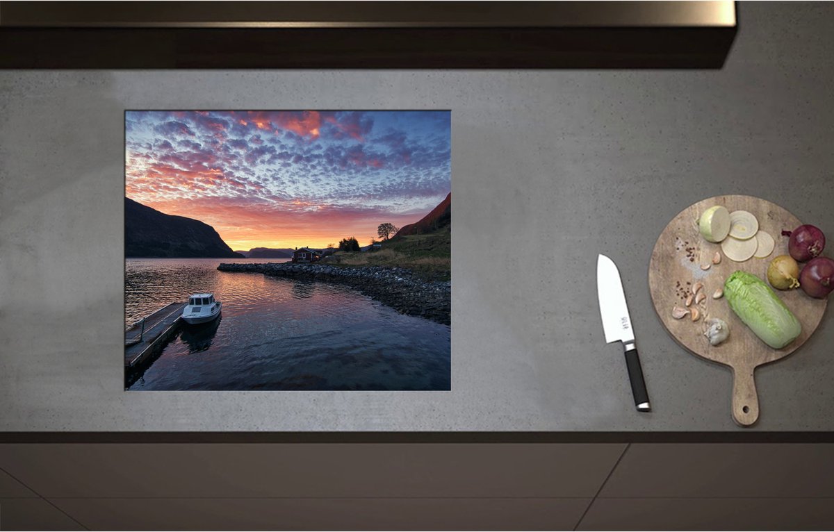 Inductieplaat Beschermer - Aangemeerd Wit Vissersbootje bij Bergen in Noorwegen Vroeg op de Avond - 59x51 cm - 2 mm Dik - Inductie Beschermer - Bescherming Inductiekookplaat - Kookplaat Beschermer van Wit Vinyl