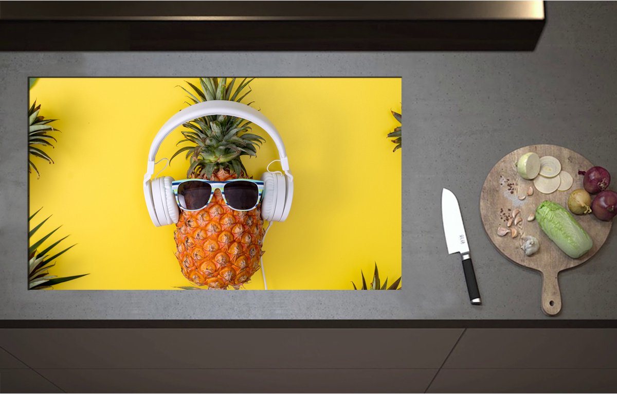 Inductieplaat Beschermer - Ananas met Witte Headset op Felgele Achtergrond - 90x52 cm - 2 mm Dik - Inductie Beschermer - Bescherming Inductiekookplaat - Kookplaat Beschermer van Zwart Vinyl