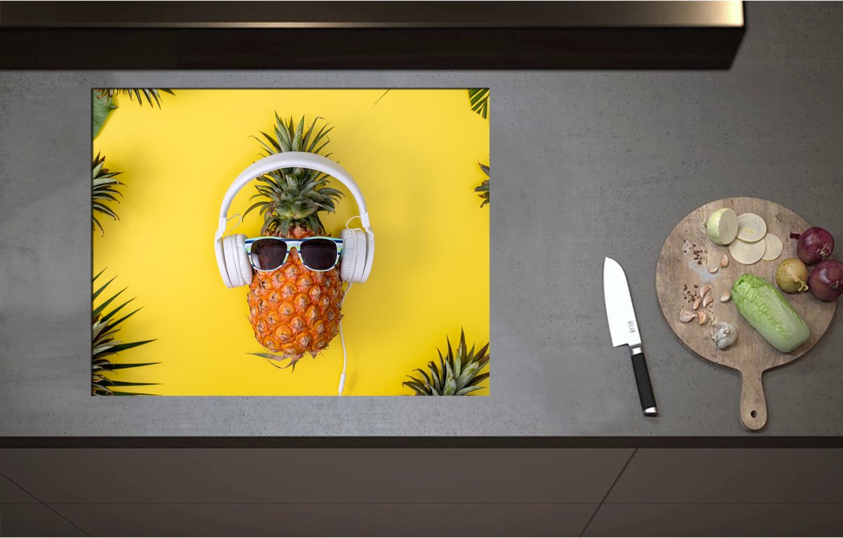 Inductieplaat Beschermer - Ananas met Witte Headset op Felgele Achtergrond - 71x55 cm - 2 mm Dik - Inductie Beschermer - Bescherming Inductiekookplaat - Kookplaat Beschermer van Zwart Vinyl