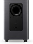 Achterkant van een donkergrijze subwoofer met ronde poort en aansluitingen.