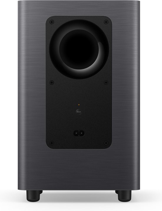 Achterkant van een donkergrijze subwoofer met ronde poort en aansluitingen.