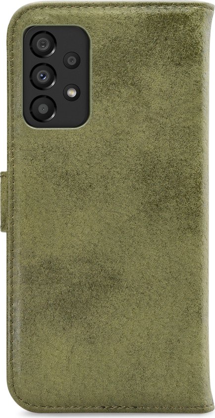 Étui de téléphone vert avec découpe pour objectif d'appareil photo et rabat de fermeture.
