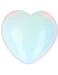 Een groot wit opalieten hart met blauwe en roze gloed.