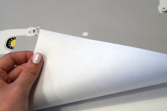 Grijze achtergrond met witte lama's en gele en zwarte details. Een witte stof wordt vastgehouden in een hand.