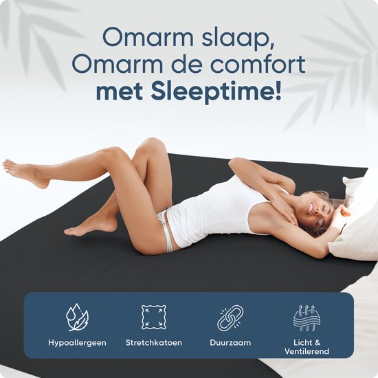 Vrouw in wit hemd ligt op een donkergrijs hoeslaken. Iconen voor hypoallergeen, stretchkatoen, duurzaam, licht & ventilerend.